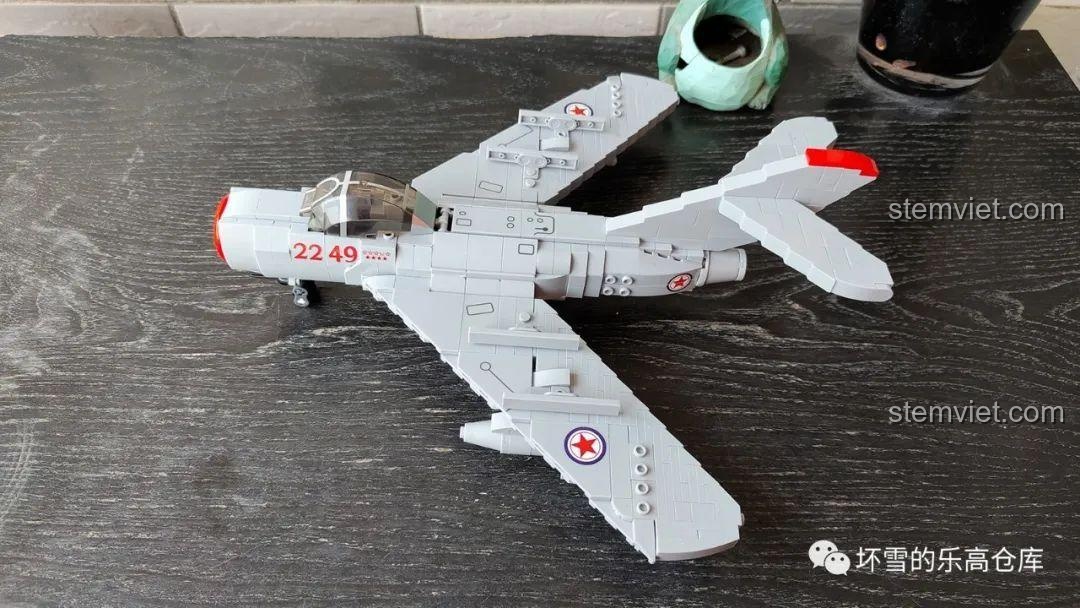 Mô hình máy bay chiến đấu Sluban M38-B0983 MiG-15bis hoàn chỉnh đặt trên bàn, thể hiện kích thước ấn tượng.