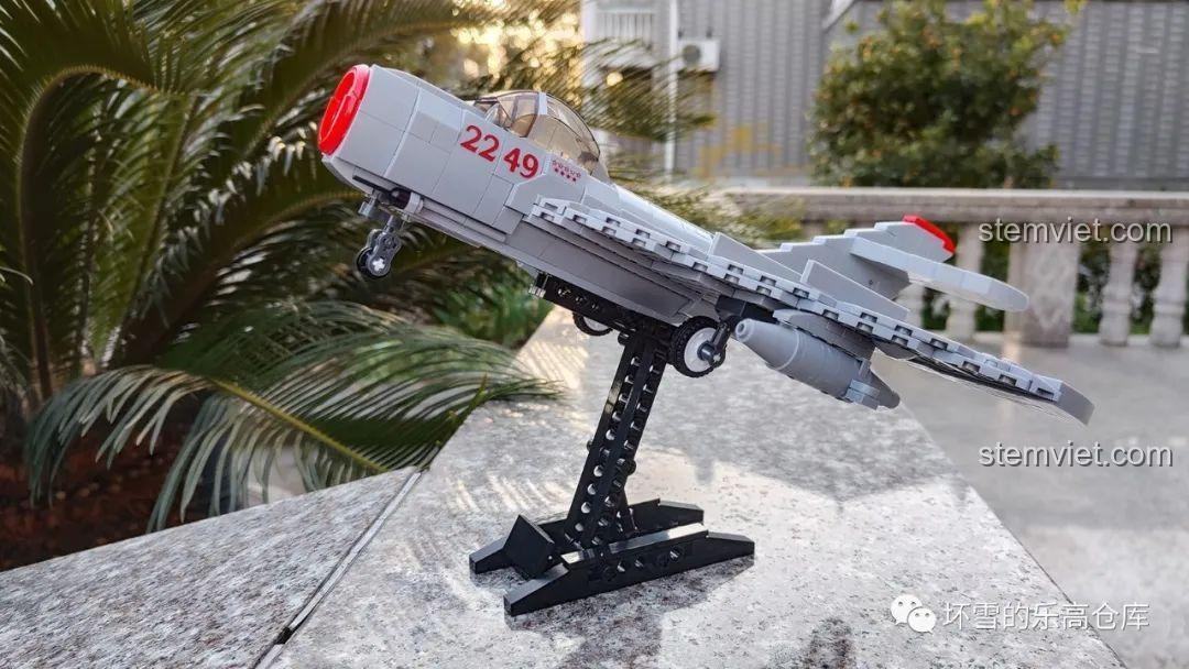 Mô hình Sluban M38-B0983 MiG-15bis đặt trên đế trưng bày, tạo dáng bay ấn tượng.