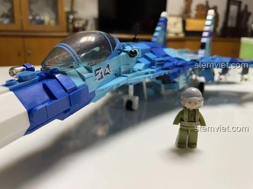 Buồng lái và minifigure của đồ chơi mô hình Tiêm kích Su-27 Sluban M38-B0985, giúp bé hình dung kích thước.