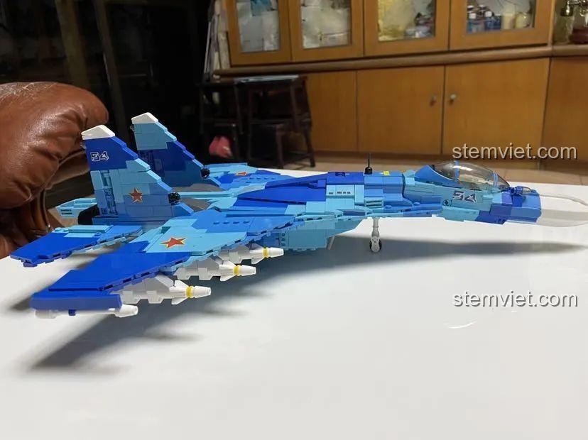 Góc nhìn ngang của bộ lắp ráp Máy bay chiến đấu Su-27 Sluban M38-B0985, thể hiện rõ các chi tiết cánh và vũ khí.