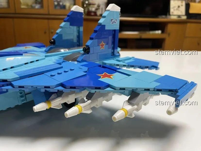 Chi tiết phần đuôi máy bay chiến đấu hạng nặng Su-27 của bộ lắp ráp Sluban M38-B0985, thể hiện độ hoàn thiện cao.