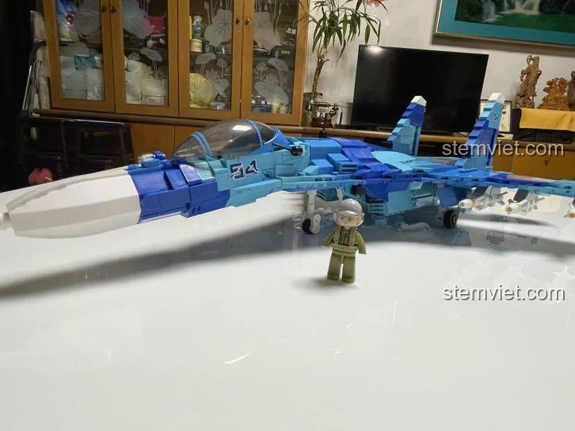 Mô hình máy bay chiến đấu Su-27 Sluban M38-B0985 với minifigure, cho thấy tỉ lệ ấn tượng của bộ đồ chơi.