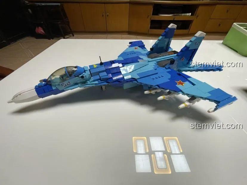 Toàn cảnh đồ chơi lắp ráp Máy bay quân sự Su-27 Sluban M38-B0985, thể hiện sự hoành tráng của mô hình.