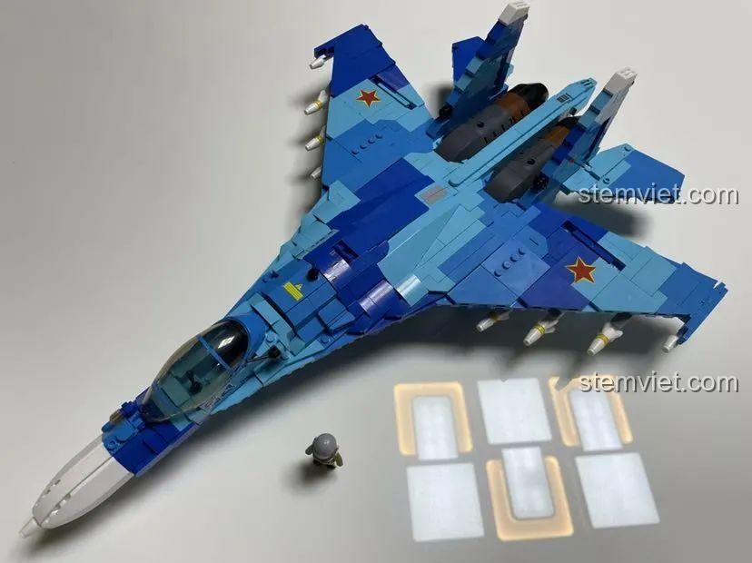Mô hình đồ chơi lắp ráp Tiêm kích Su-27 Sluban M38-B0985 hoàn chỉnh, chi tiết sắc nét, phù hợp bé trai 6 tuổi.