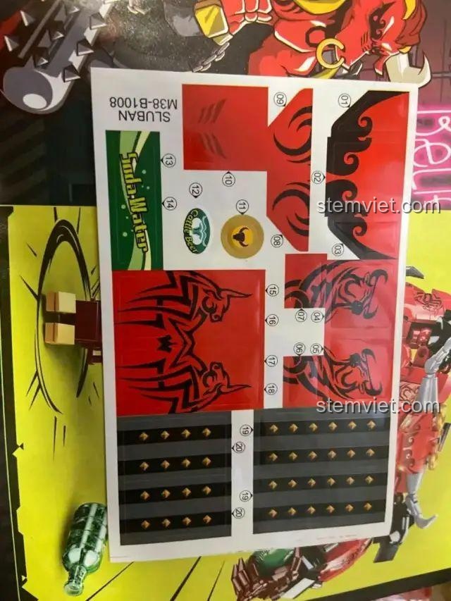 Tấm decal dán chi tiết cho mô hình Ngưu Ma Vương Sluban M38-B1008, bao gồm các hình xăm và biểu tượng, tăng tính thẩm mỹ cho đồ chơi mô hình B1008.