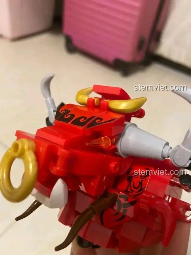 Cận cảnh phần đầu cơ giáp của Mô hình Ngưu Ma Vương Sluban M38-B1008, đồ chơi mô hình B1008, trong quá trình lắp ráp, cho bé trai 6 tuổi.