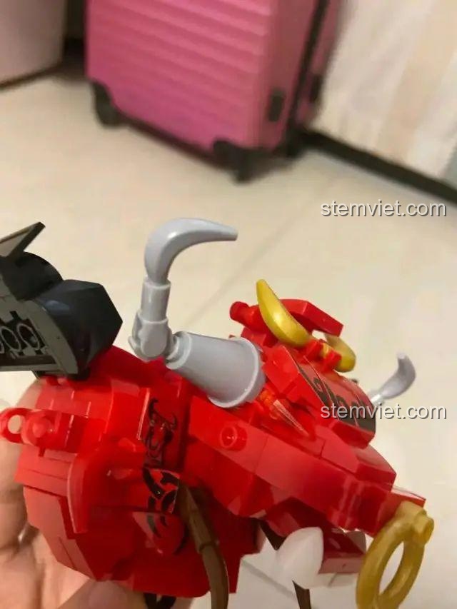 Phần đầu của Mô hình Ngưu Ma Vương Sluban M38-B1008 đang được lắp ráp, thể hiện chi tiết sừng và khuyên mũi, cho bé trai 6 tuổi.