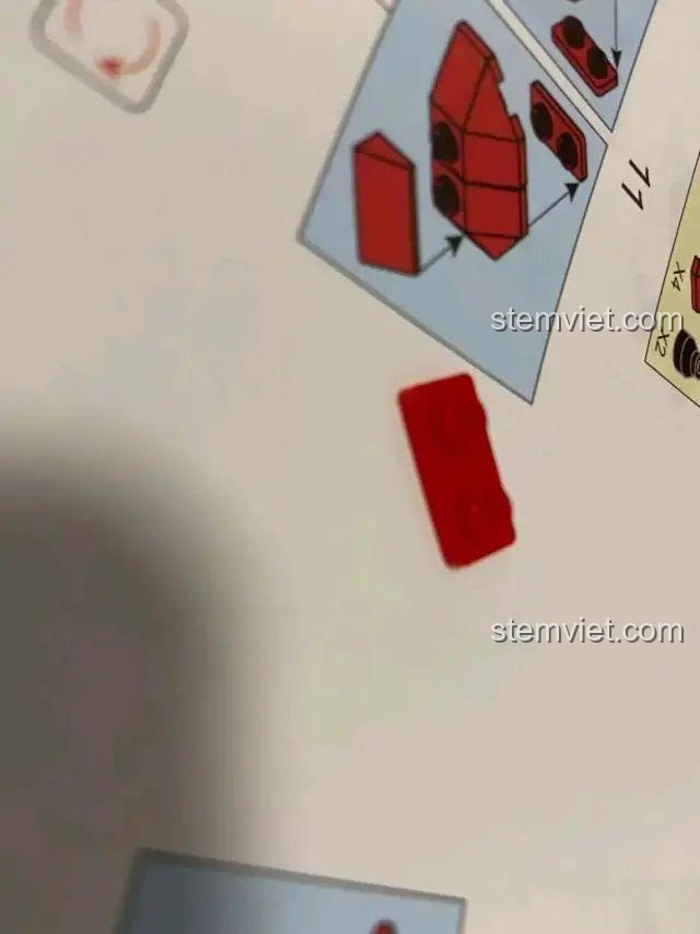 Cận cảnh mảnh ghép màu đỏ của Sluban M38-B1008, chất liệu nhựa an toàn ABS cao cấp, cho bộ lắp ghép Mô hình Ngưu Ma Vương.