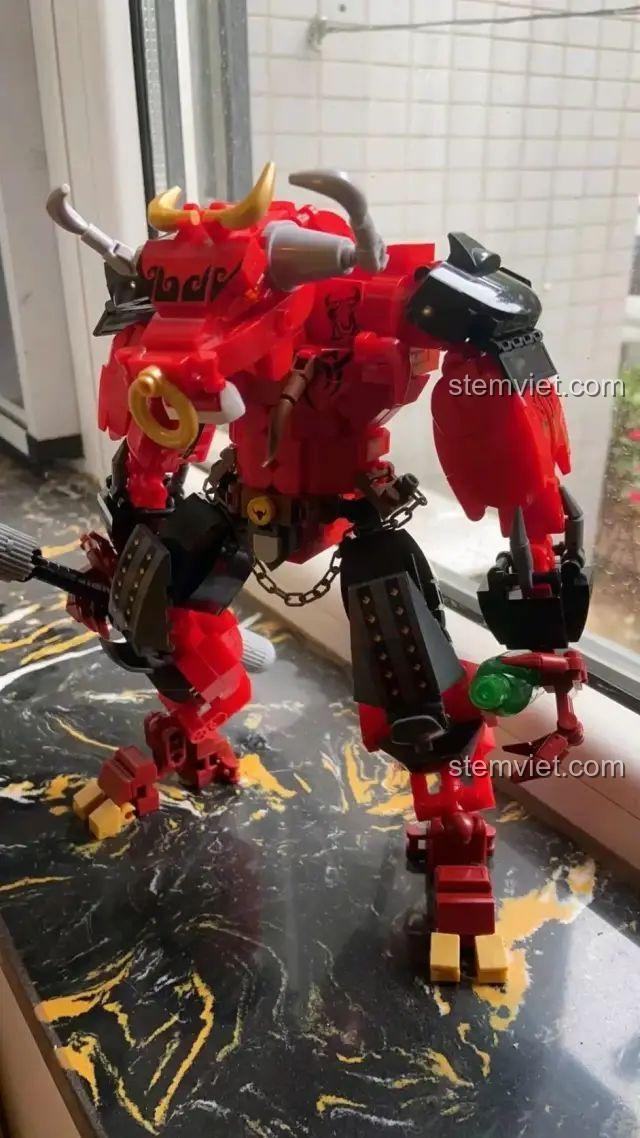 Mô hình Ngưu Ma Vương Sluban M38-B1008 hoàn thiện từ phía trước, thể hiện thiết kế cơ giáp mạnh mẽ, cho bé trai 6 tuổi.