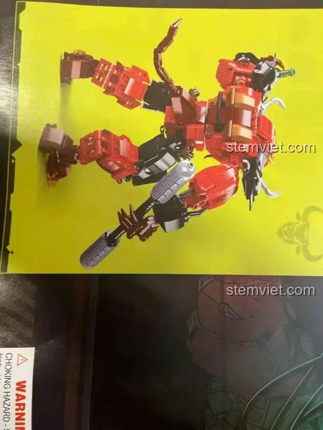 Mô hình Ngưu Ma Vương Sluban M38-B1008 trong tư thế chiến đấu, thể hiện khả năng tạo dáng linh hoạt của Robot Ngưu Ma Vương M38-B1008, cho bé trai 6 tuổi.