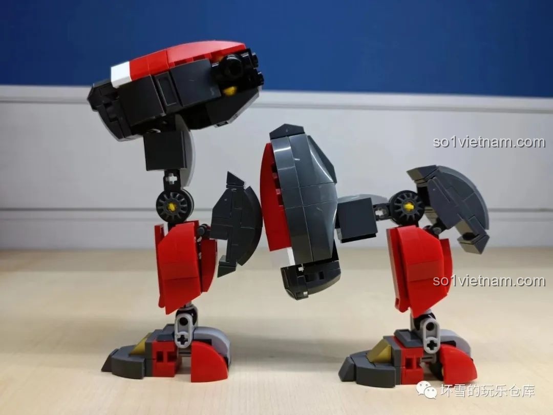 Cận cảnh bàn chân robot Liệt Diễm Chiến Ưng, cho thấy các chi tiết tách rời.