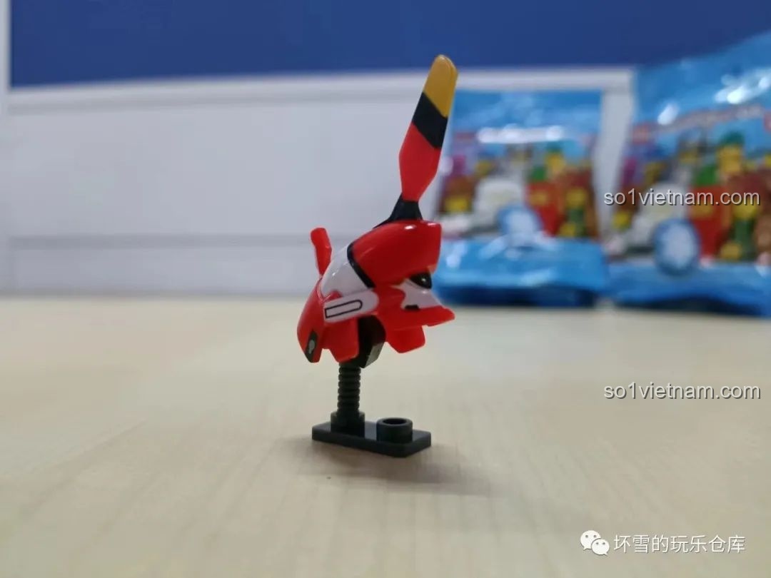 Cận cảnh đầu robot Liệt Diễm Chiến Ưng, với khuôn mặt uy nghiêm.