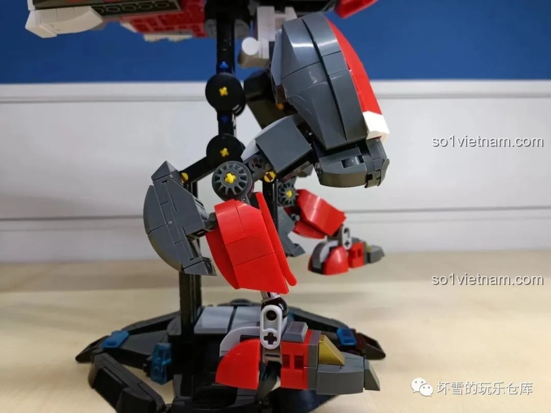 Cận cảnh khớp nối gối của robot Liệt Diễm Chiến Ưng, cho thấy thiết kế hai đoạn.