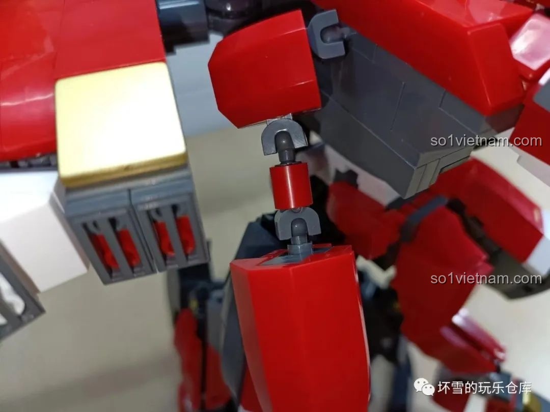 Cận cảnh khớp nối tay của robot Liệt Diễm Chiến Ưng, cho thấy sự linh hoạt.