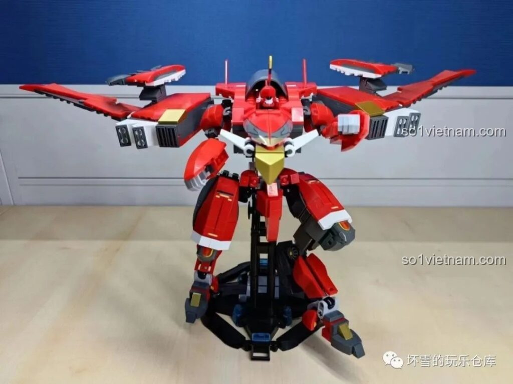 Robot Cơ Động Đô Thị Alpha: Liệt Diễm Chiến Ưng của Sluban ở dạng chiến đấu, đứng trên đế trưng bày.