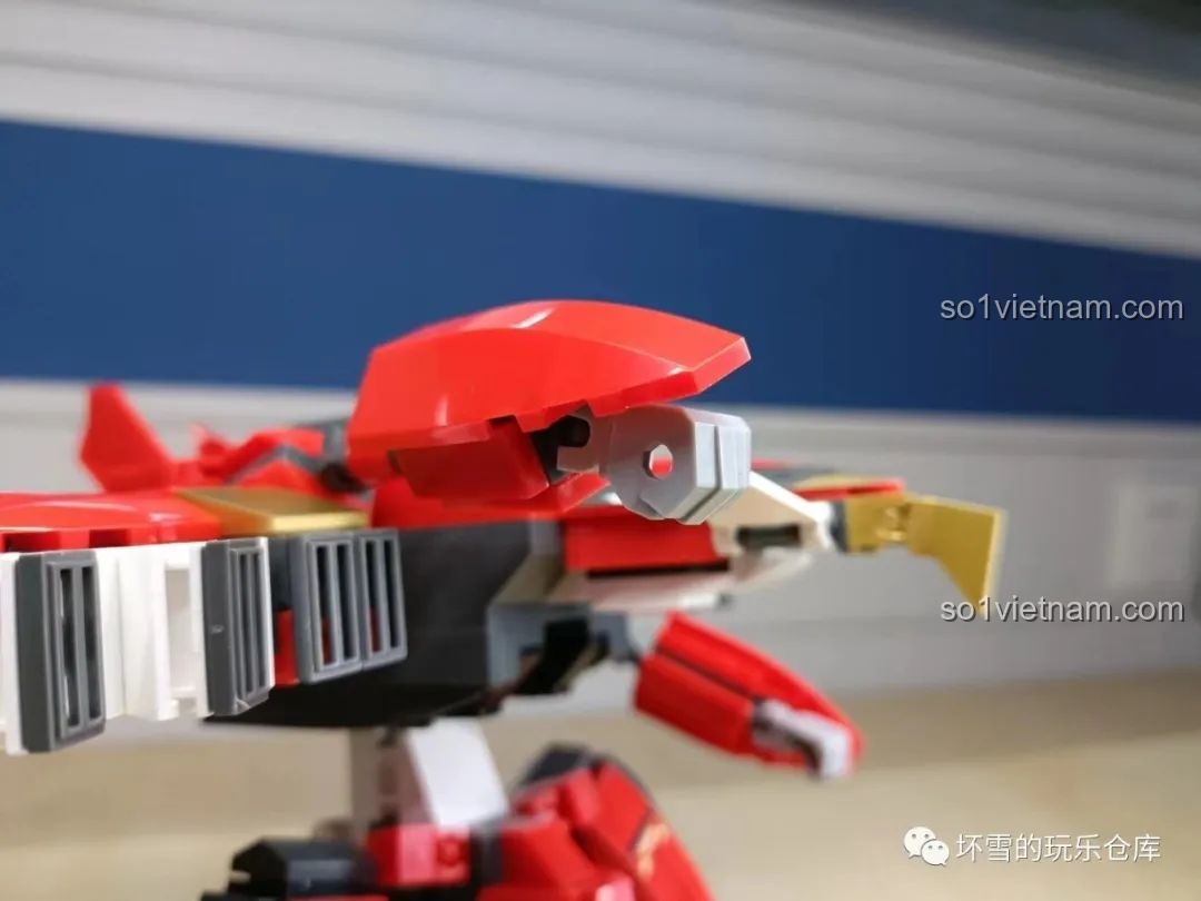 Cận cảnh mỏ chim của robot Liệt Diễm Chiến Ưng, tái hiện chi tiết.