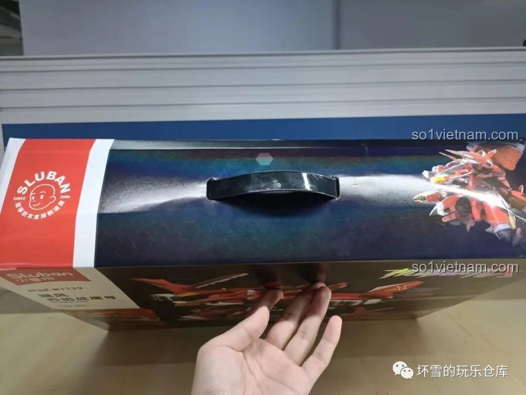 Cận cảnh quai xách hộp đựng bộ lắp ráp Sluban M38-B1139.