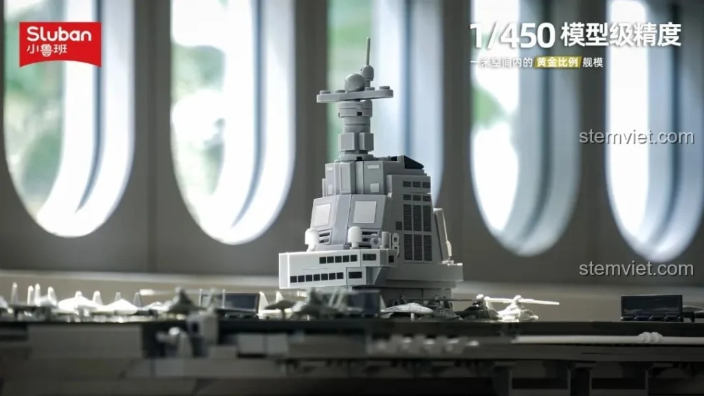 Mô hình chi tiết đảo chỉ huy của bộ lắp ráp tàu sân bay Phúc Kiến Sluban M38-B1188 tỉ lệ 1:450, thể hiện độ chính xác cao.