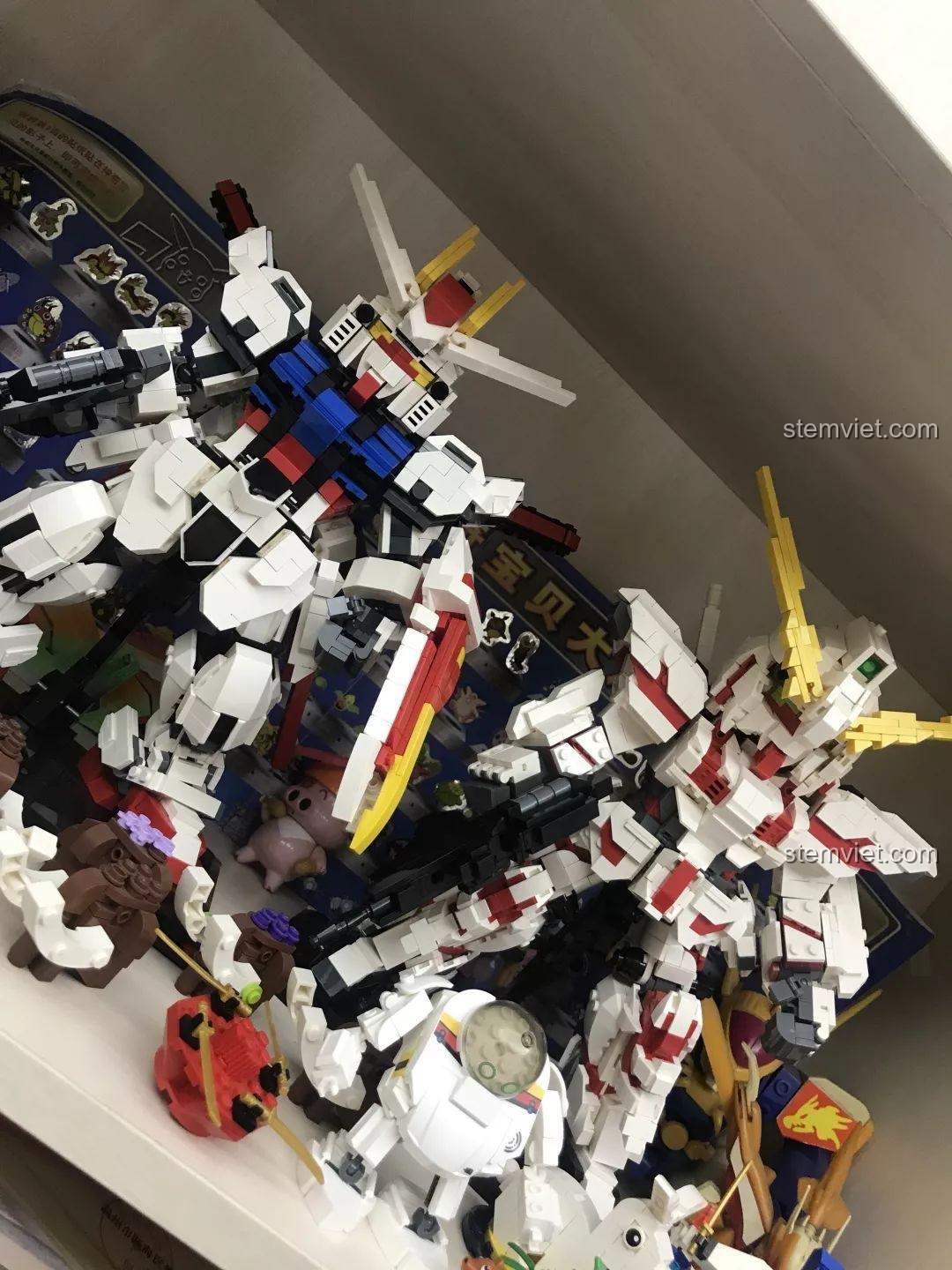 Góc nhìn từ trên xuống của Robot Q-Bricks Sluban M38-B0761E và các mô hình khác trên kệ. Nhận xét Sluban M38B0761E Robot Q-thông minh.