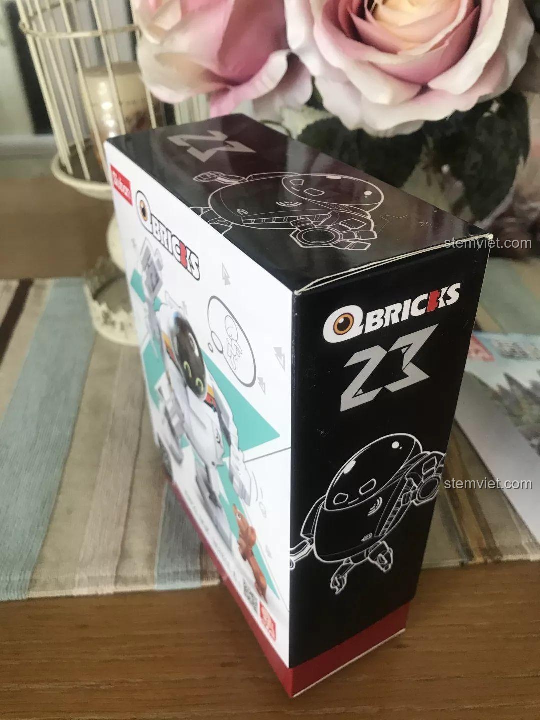 Mặt bên hộp sản phẩm Sluban M38-B0761E Robot Q-Bricks với hình ảnh robot đang tạo dáng ngầu. Nhận xét Sluban M38B0761E Robot Q-thông minh.