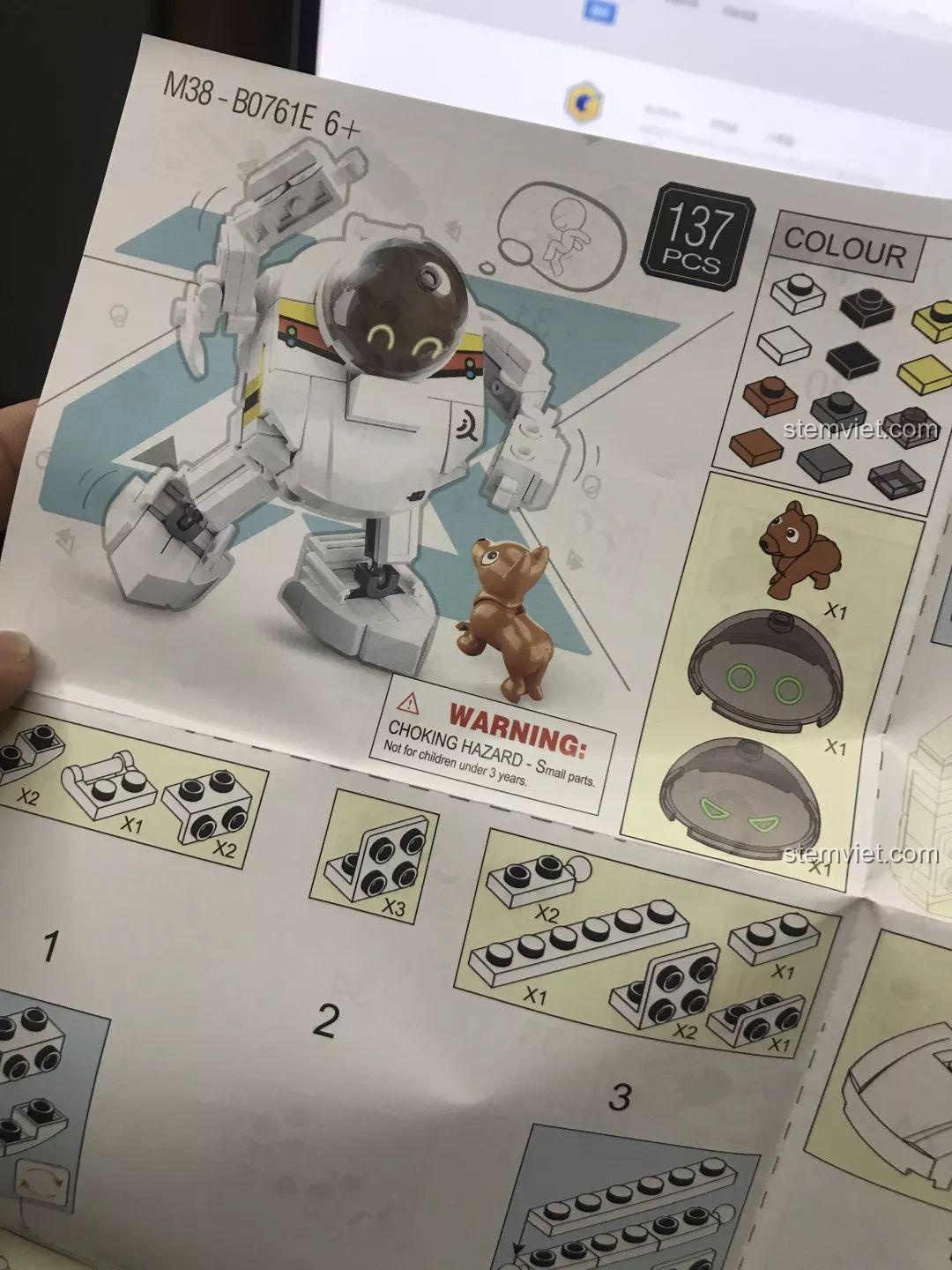 Trang đầu tiên của sách hướng dẫn lắp ráp Sluban M38-B0761E Robot Q-Bricks, hiển thị số chi tiết và cảnh báo. Nhận xét Sluban M38B0761E Robot Q-thông minh.
