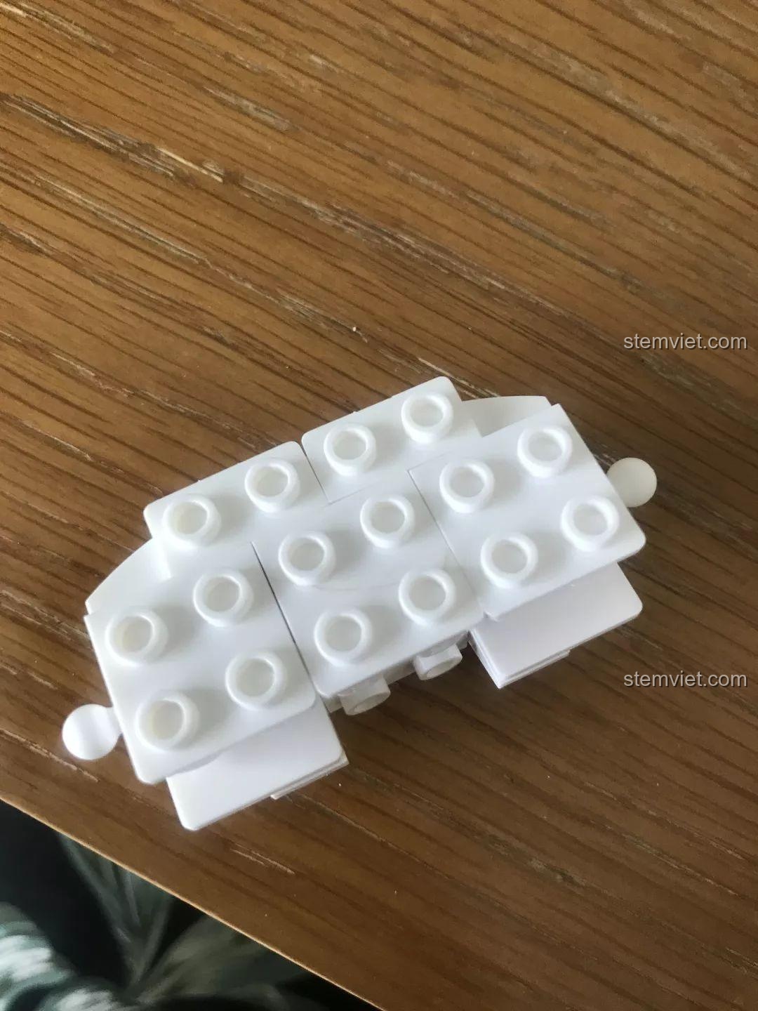 Một phần của Robot Q-Bricks Sluban M38-B0761E đang được lắp ráp, cho thấy độ khít của các mảnh ghép. Nhận xét Sluban M38B0761E Robot Q-thông minh.