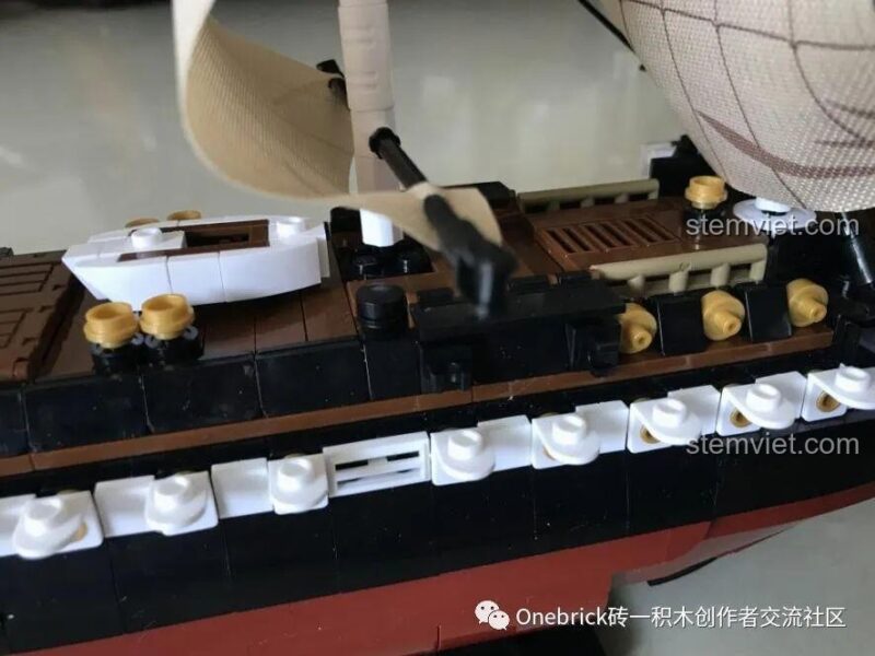 Cận cảnh hàng pháo và biển tên trên thân tàu của bộ xếp hình Sluban B0836.