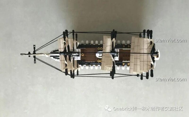 Góc nhìn chéo của bộ lắp ghép Tàu chiến USS Constitution Sluban, thể hiện sự hoành tráng của con tàu.