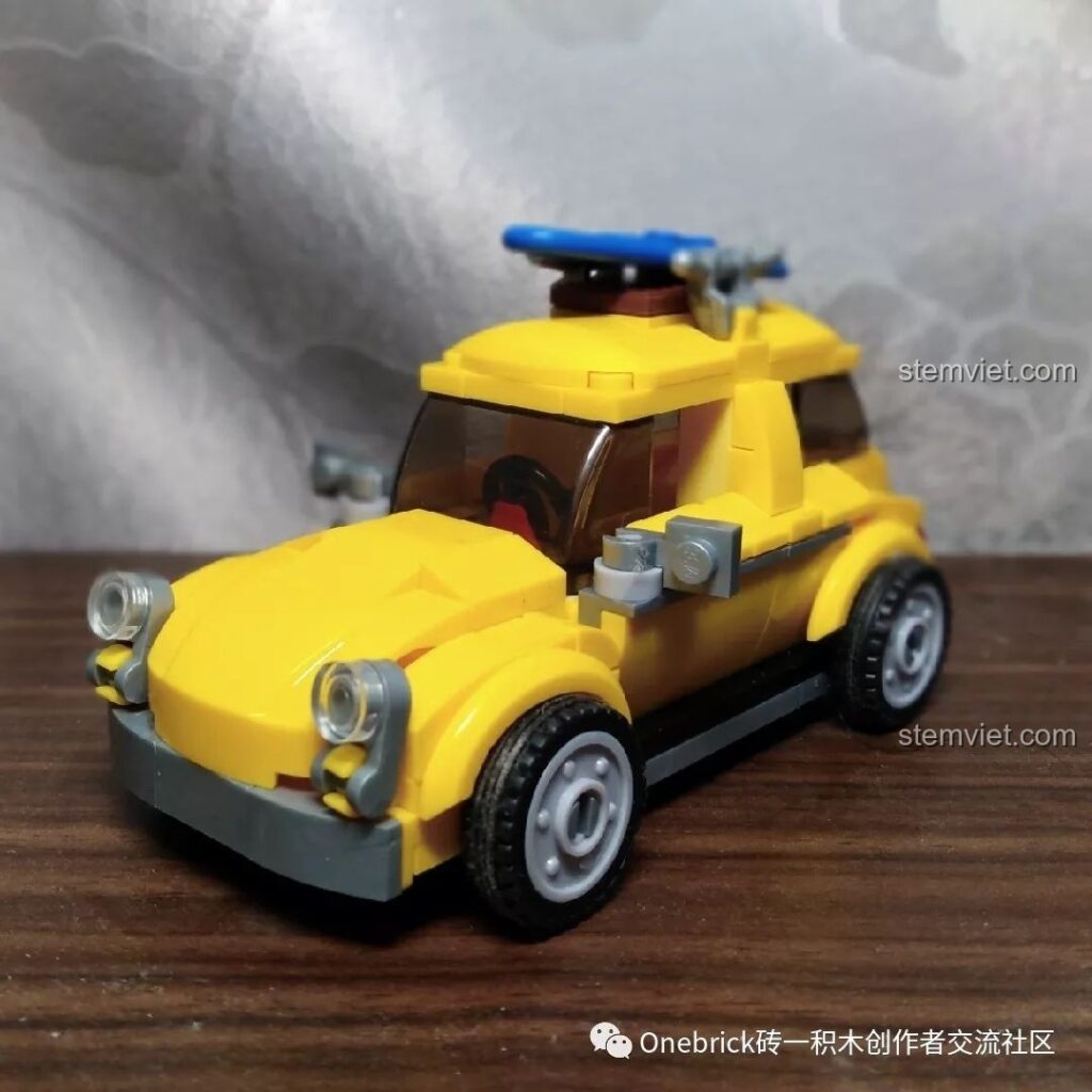 Mô hình xe vàng Sluban ModelBricks M38-B0706C đã hoàn thiện, góc nhìn phía trước, chi tiết đèn pha và gương chiếu hậu.