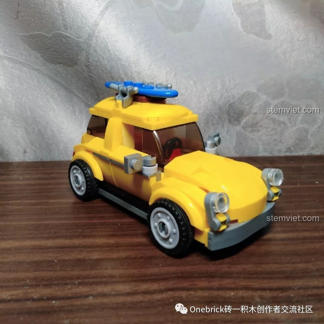 Mô hình xe vàng Sluban ModelBricks M38-B0706C đã hoàn thiện, góc nhìn phía trước hơi nghiêng, thể hiện đường nét mượt mà.