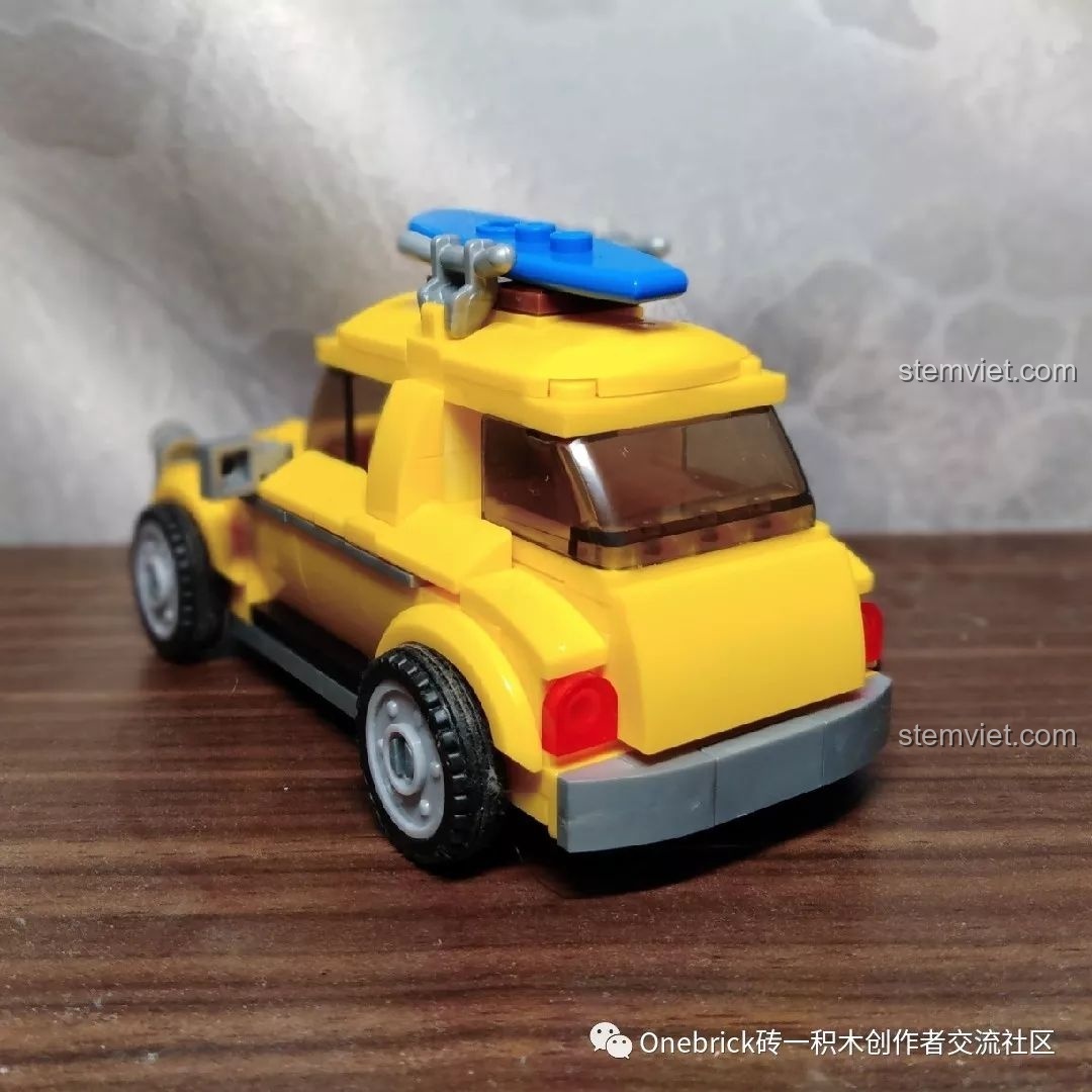 Mô hình xe vàng Sluban ModelBricks M38-B0706C đã hoàn thiện, góc nhìn phía sau, chi tiết đèn hậu và cản sau.