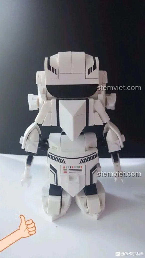 Chi tiết phần thân áo của mô hình Sluban Q Binh Đế Chế với các họa tiết in.