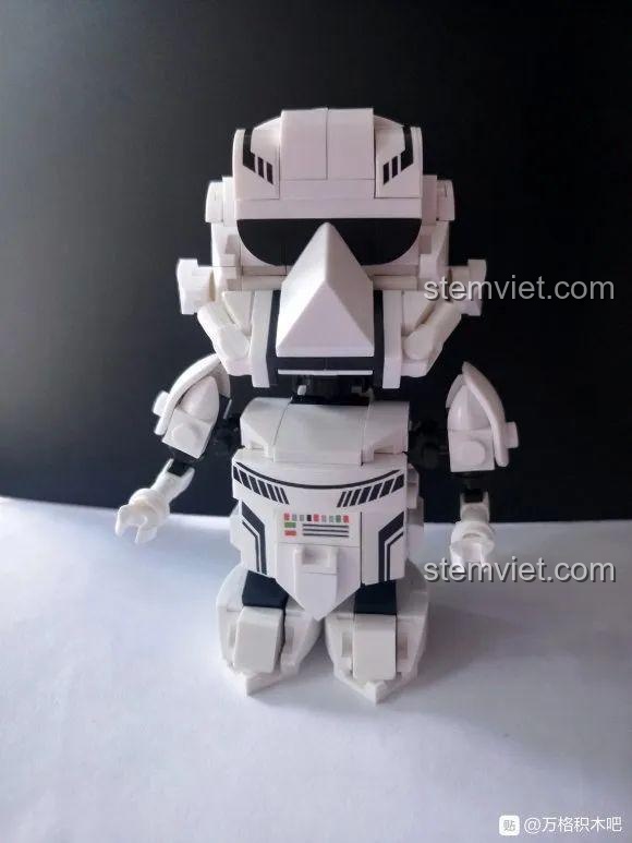 Mô hình Sluban Q Binh Đế Chế hoàn chỉnh, với thiết kế Q phiên bản Stormtrooper.