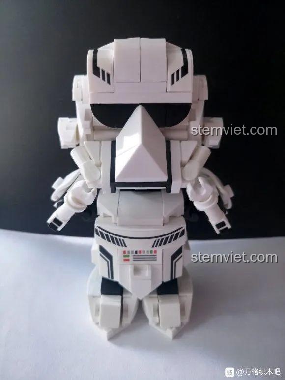 Mô hình Sluban Q Binh Đế Chế đang tạo dáng, khoe khả năng cử động linh hoạt.