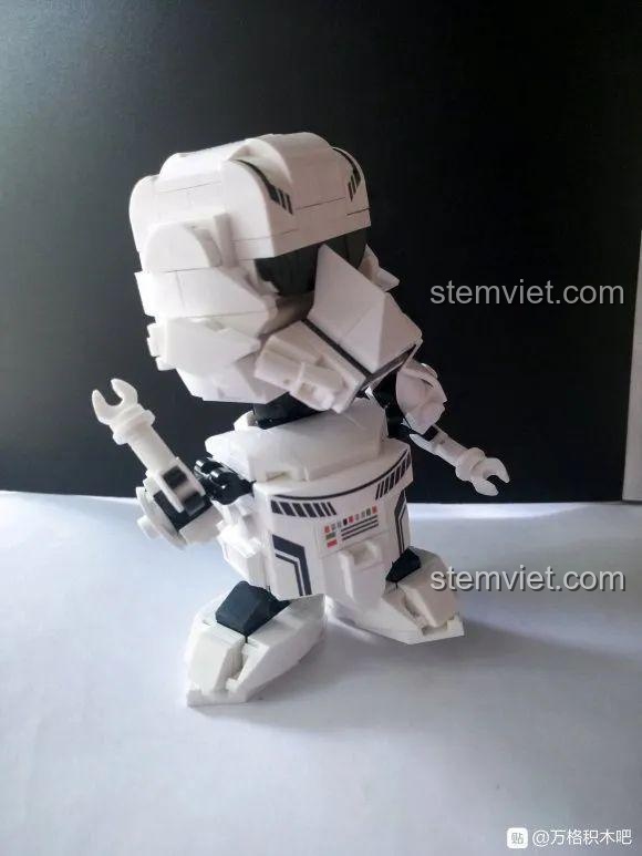 Mô hình Sluban Q Binh Đế Chế được trưng bày trên bàn, làm vật trang trí.