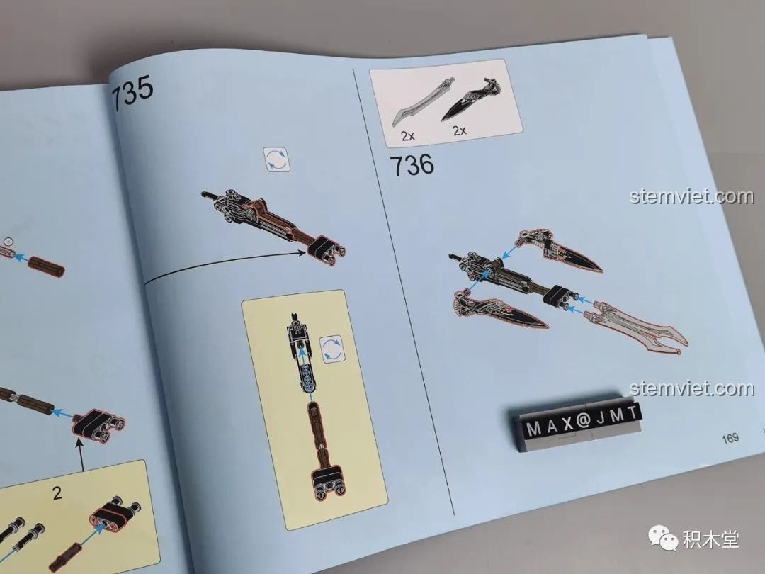 Sách hướng dẫn dày 169 trang với tổng cộng 736 bước lắp ráp chi tiết cho mô hình Mecha Batman.