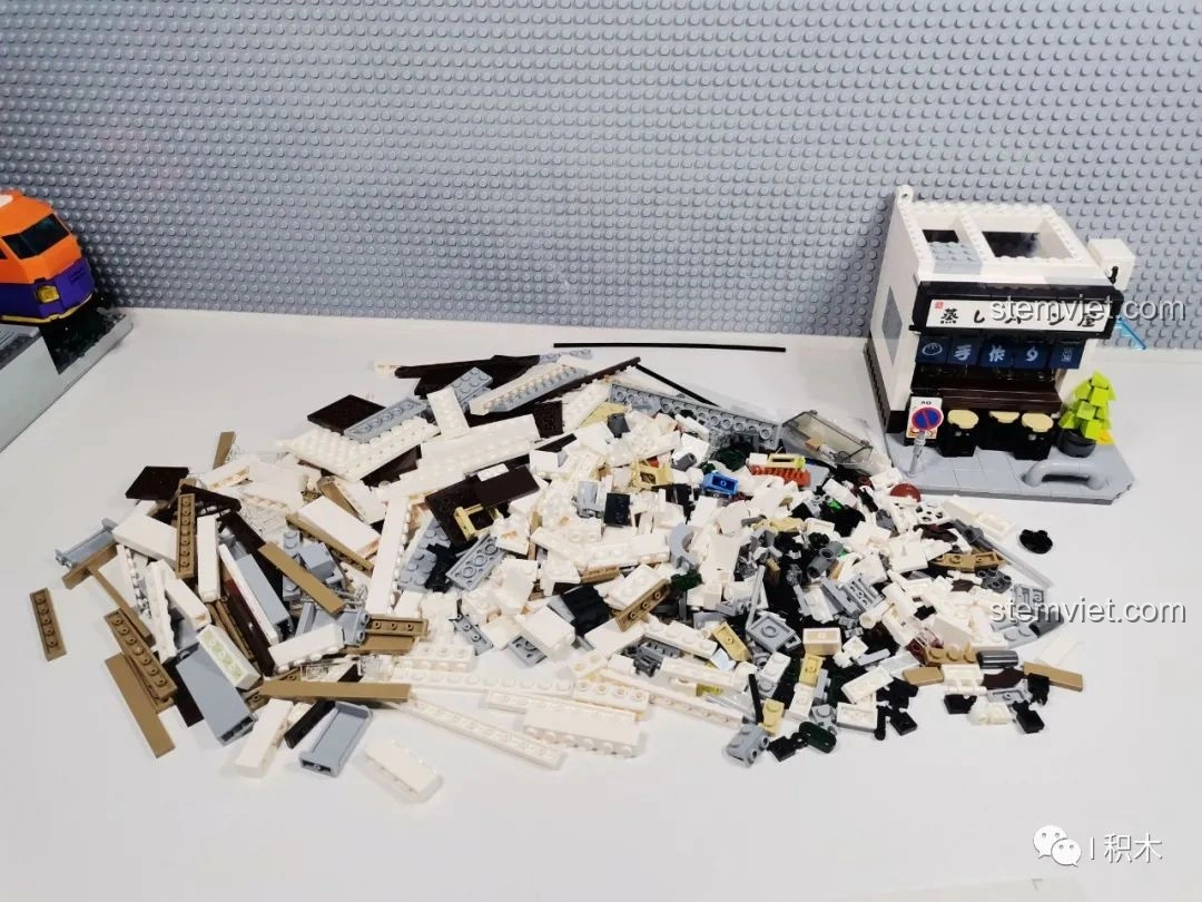 Mảnh ghép CaDA C66006 được đổ ra từ một túi, số lượng lớn