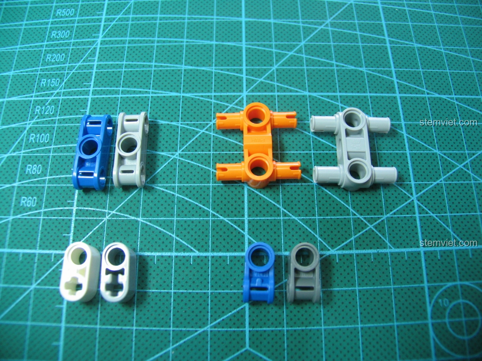 So sánh bánh răng màu xám của CaDA và bánh răng màu trắng của LEGO, cho thấy khả năng khớp nối hoàn hảo.