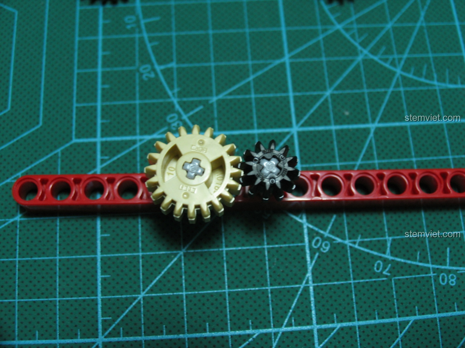 So sánh bánh răng của CaDA (bên trái) và LEGO (bên phải), cho thấy sự khác biệt nhỏ trong thiết kế.