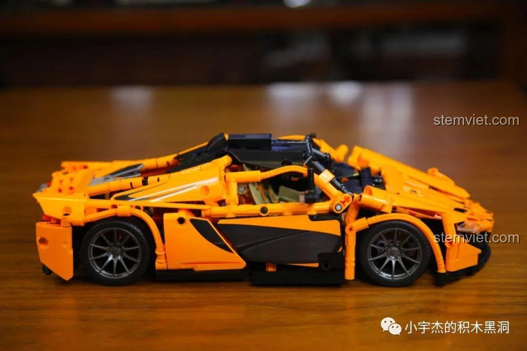 So sánh mô hình Cada 8602 McLaren P1 với hai mô hình siêu xe khác cùng tỉ lệ, thể hiện sự khác biệt kích thước.