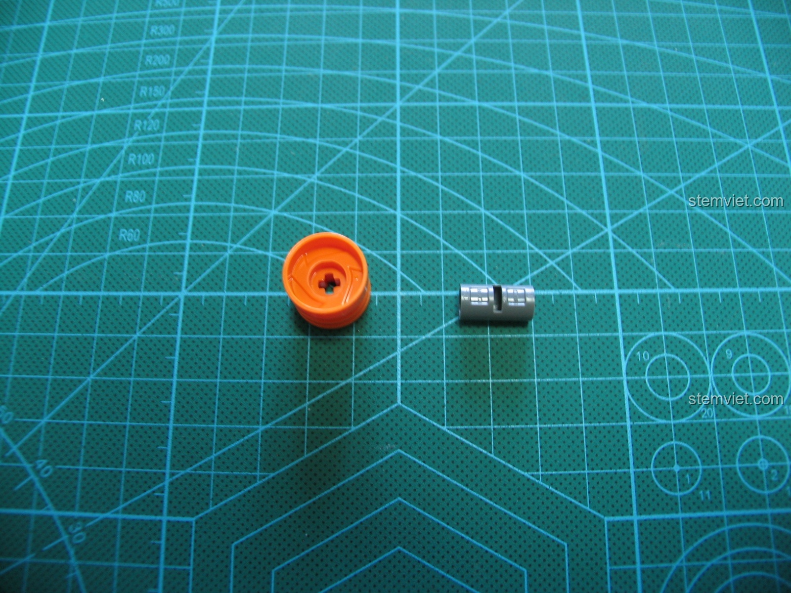 So sánh chất lượng tấm panel của CaDA (màu đen) với một thương hiệu khác (màu trắng).