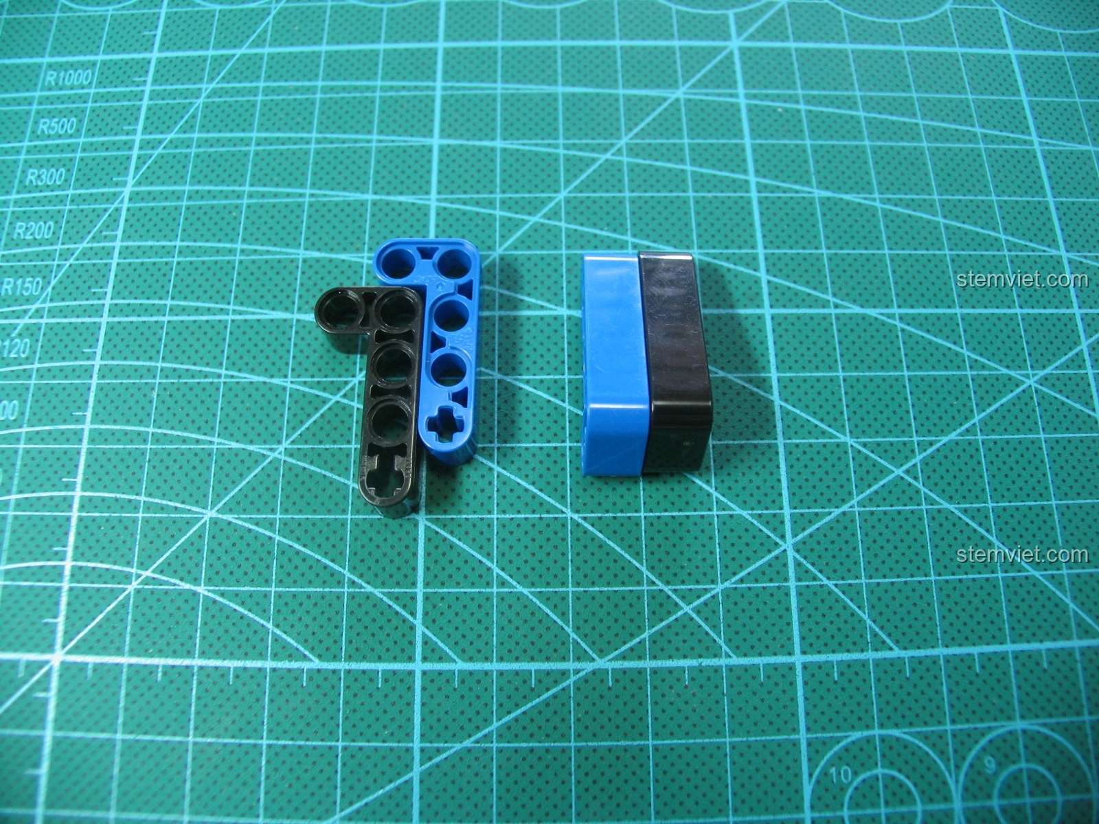 So sánh các loại chốt của CaDA và LEGO, cho thấy sự tương đồng về thiết kế và chức năng.