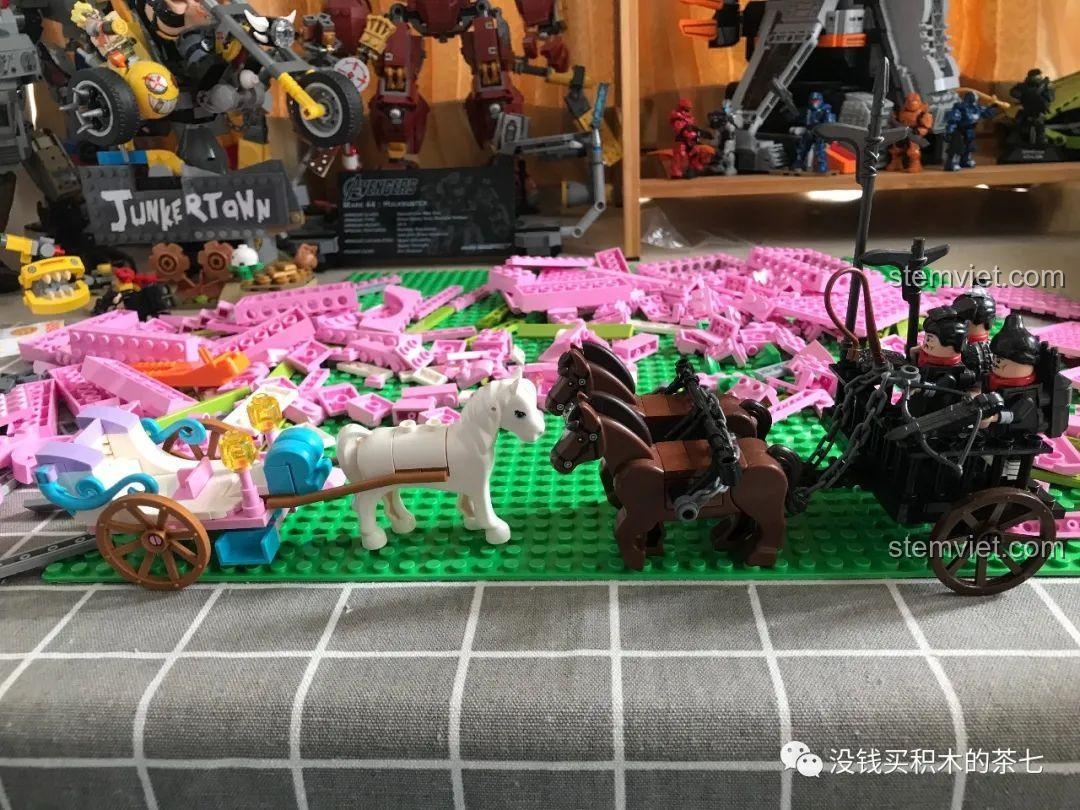 So sánh cỗ xe ngựa màu trắng hồng với một cỗ xe ngựa màu đen từ bộ lắp ráp khác.