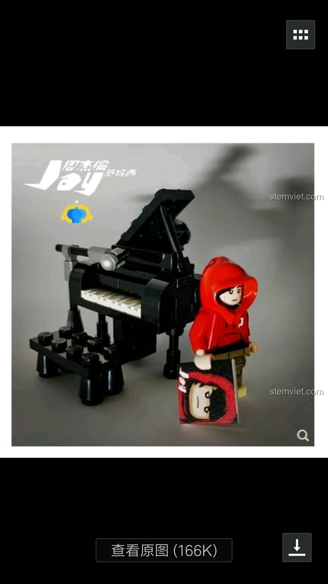 So sánh mô hình Đàn Dương Cầm Cổ Điển QMAN 411 với bộ lắp ghép đàn piano của Jay Chou, làm nổi bật sự khác biệt về thiết kế và chi tiết.