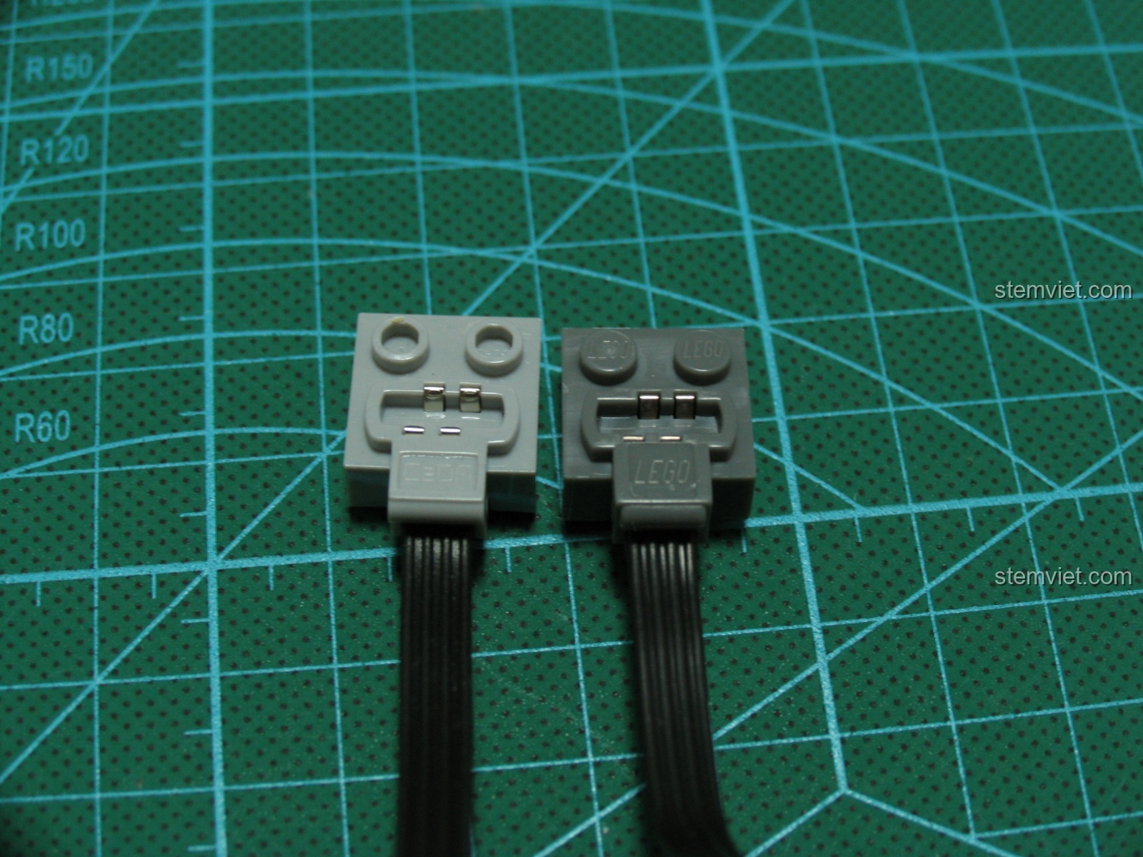 So sánh chi tiết đầu cắm dây điện của CaDA và LEGO, cho thấy sự tương đồng về thiết kế và chất lượng gia công.