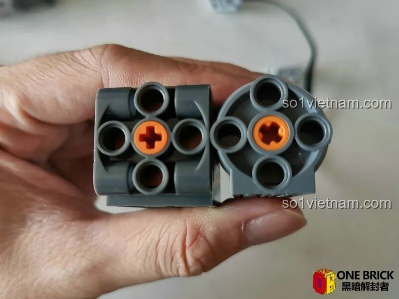 So sánh mặt trước của động cơ Sluban M38B0851 (bên trái) với động cơ M, cho thấy các lỗ kết nối tương tự nhưng chiều cao khác nhau.