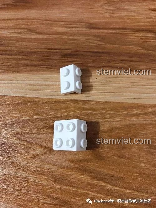 So sánh hai chi tiết giống nhau trong bộ Xe van Hippie 707 cho thấy sự chênh lệch nhỏ về chiều cao, ảnh hưởng đến độ khít.