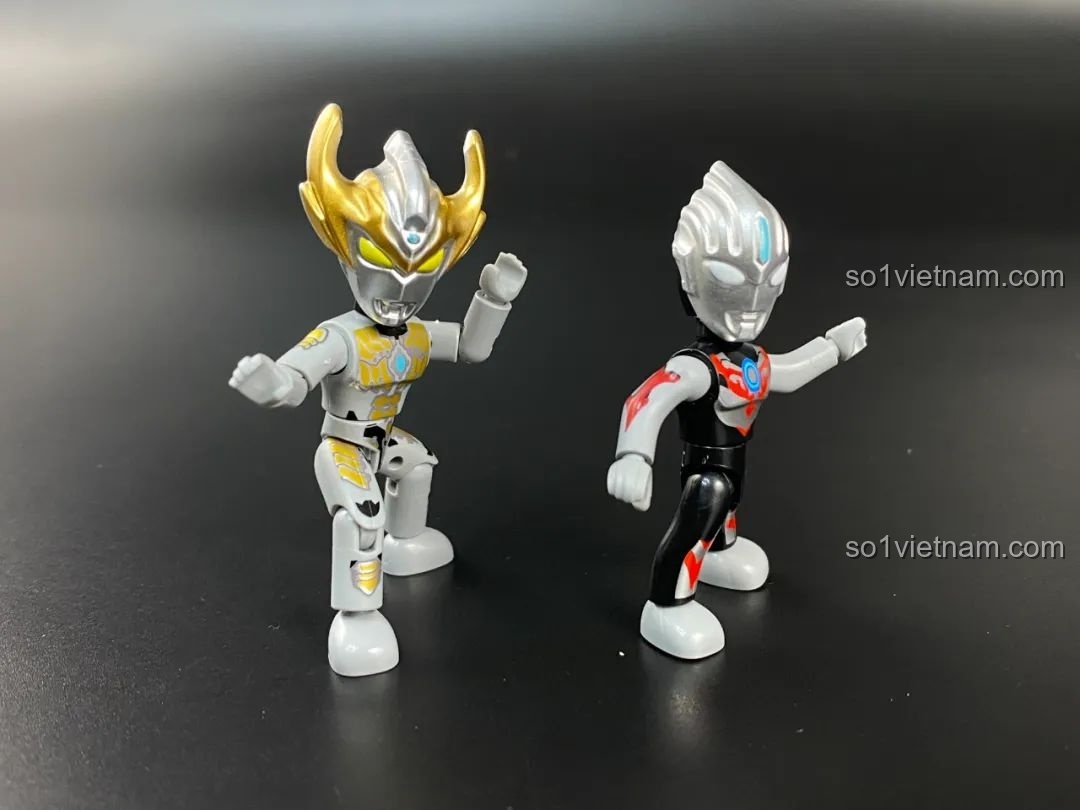 So sánh giữa figure Ultraman mới (Taiga) và cũ (Orb), cho thấy sự cải tiến về khớp nối và chi tiết.