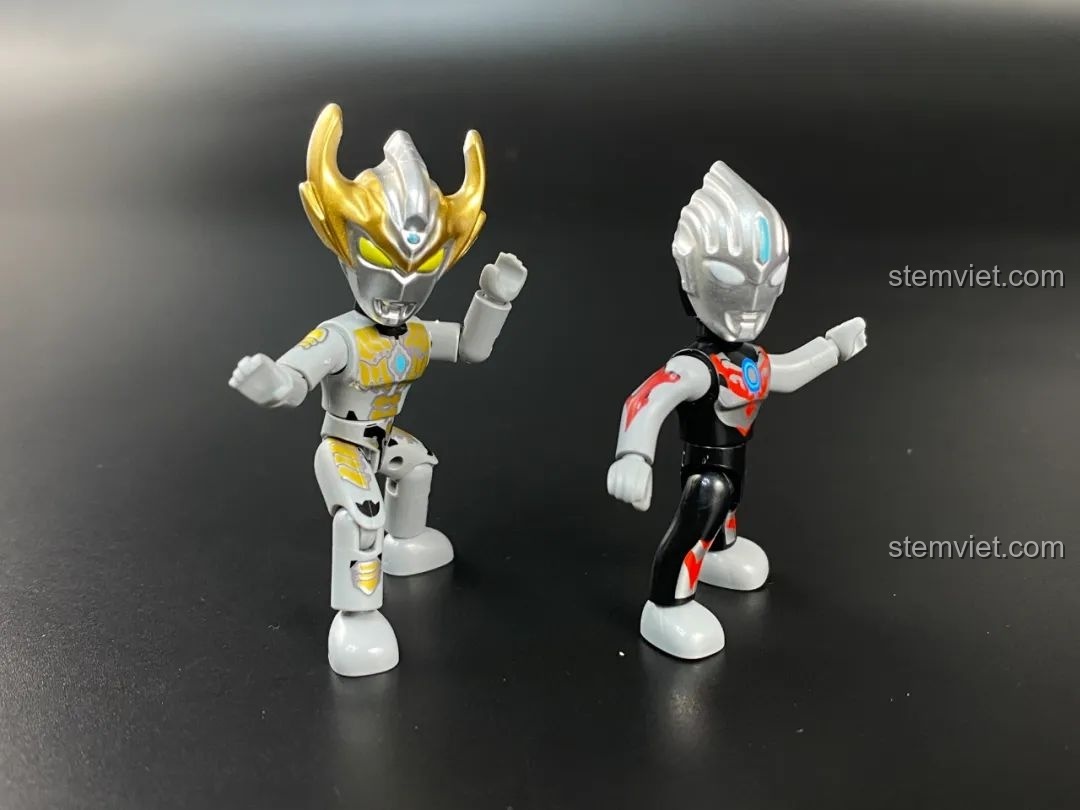 So sánh giữa figure Ultraman thế hệ mới (trái) và thế hệ cũ (phải), cho thấy sự cải tiến về thiết kế.