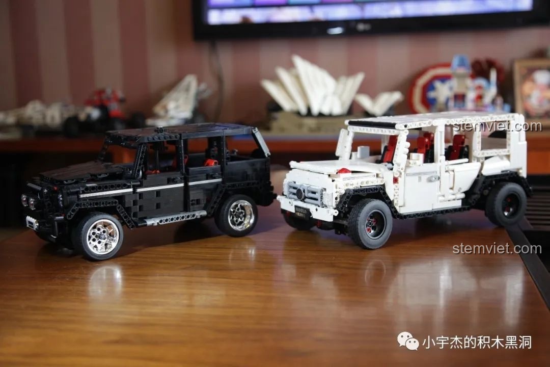 So sánh góc nhìn bên hông giữa hai mô hình xe G-Class, cho thấy sự khác biệt về tỉ lệ và thiết kế.